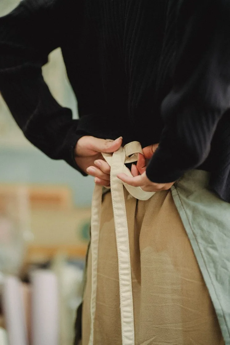 Tying an apron in the L'Arc Pâtisserie kitchen